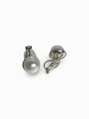 Minimalistic Pearl Clip On Ear Studs